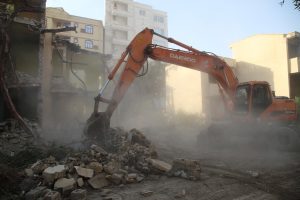 توسط شهرداری منطقه ۴ بندرعباس: خانه‌های متروکه و مستعد خطر در محله امیرآباد تخریب شدند