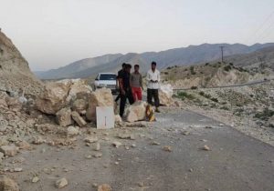 زلزله مسیر جاده لاوردین و لاورشیخ مسدود کرد
